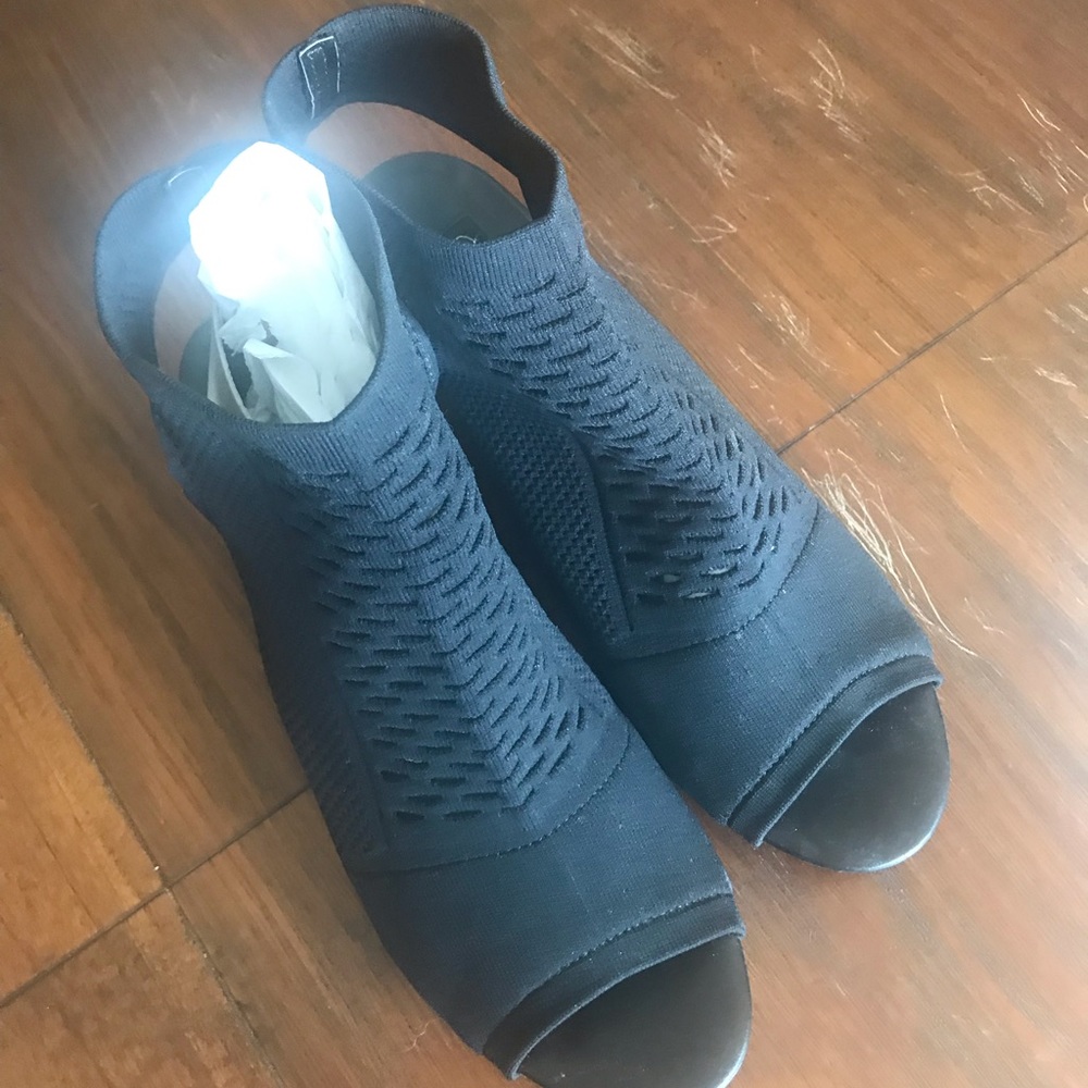 NWT black soft ankle shoes, open toe